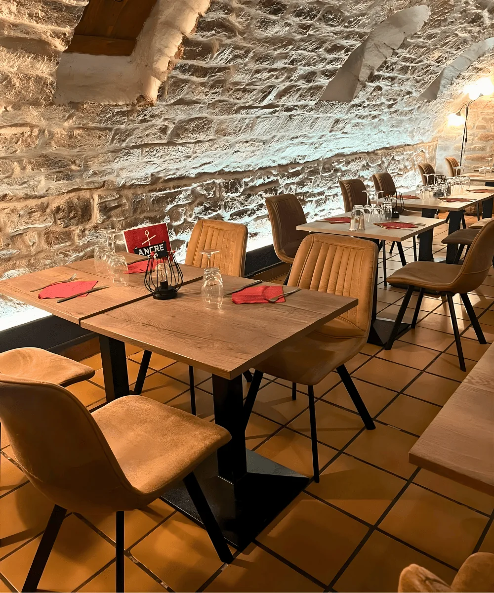 Salle du caveau avec lanterne ANTRE et tables dressées