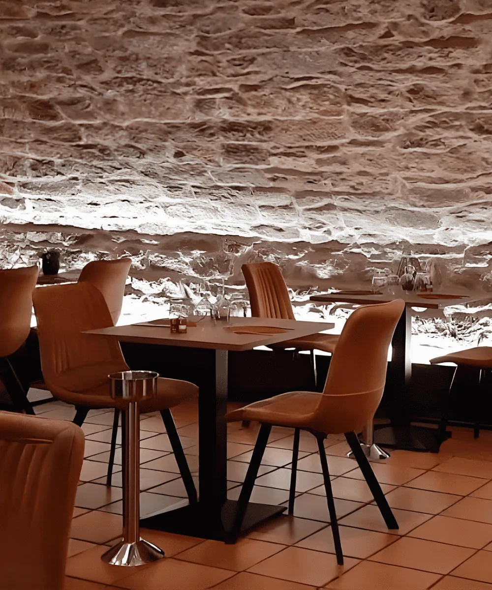 Intérieur du caveau de Schiltigheim — pierre apparente et mobilier camel